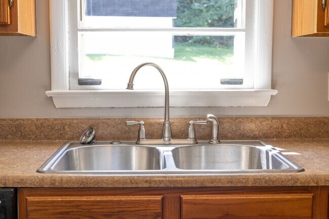 Building Photo - Charming 2-Bed, 1-Bath House in Prime Sout...
