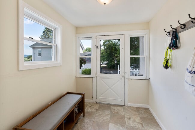 Building Photo - 160 Beecher St