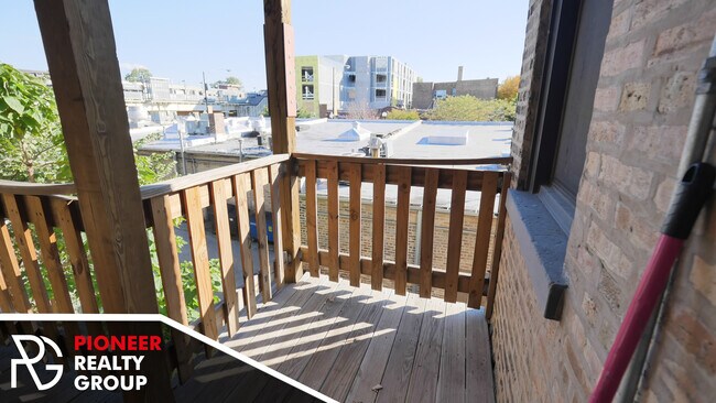 Building Photo - 4407 N Wolcott Ave