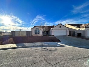 Building Photo - Welcome Home! Charming 3 Bedroom, 2 Bath, ...