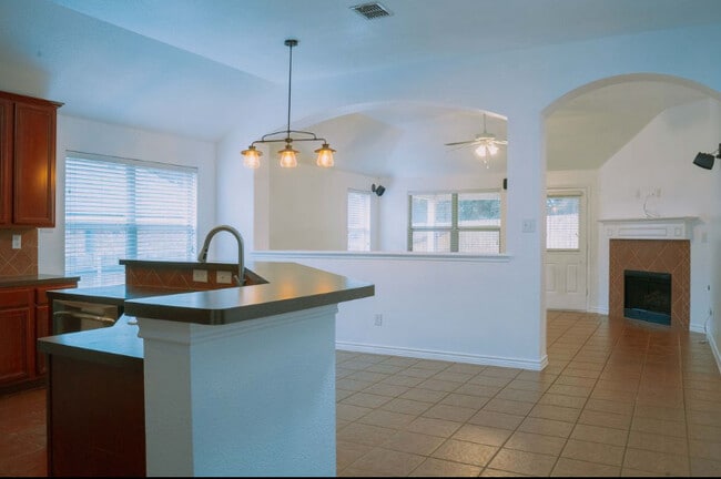 Building Photo - 614 Valencia Dr