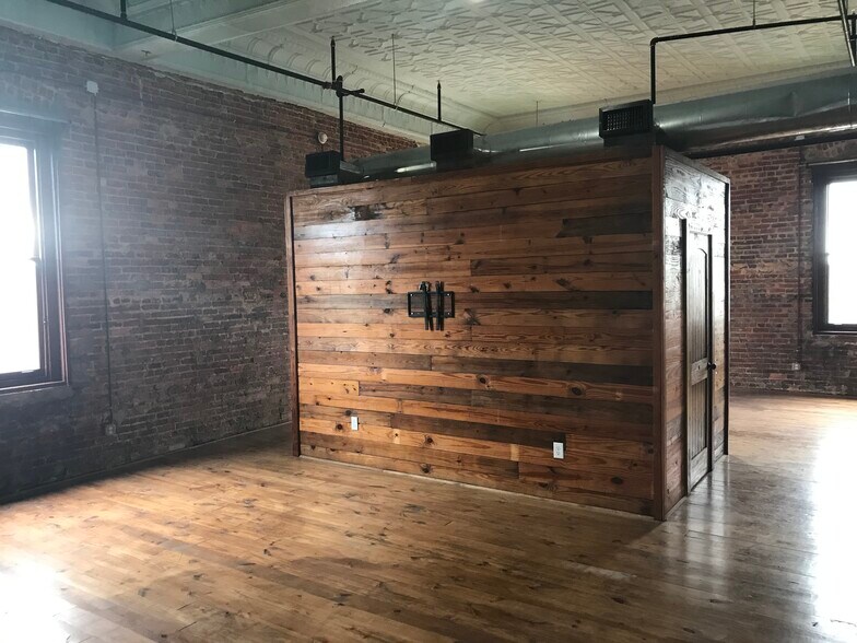 Pod contains huge walk in closet, washer/dryer... - 558 St Francis St