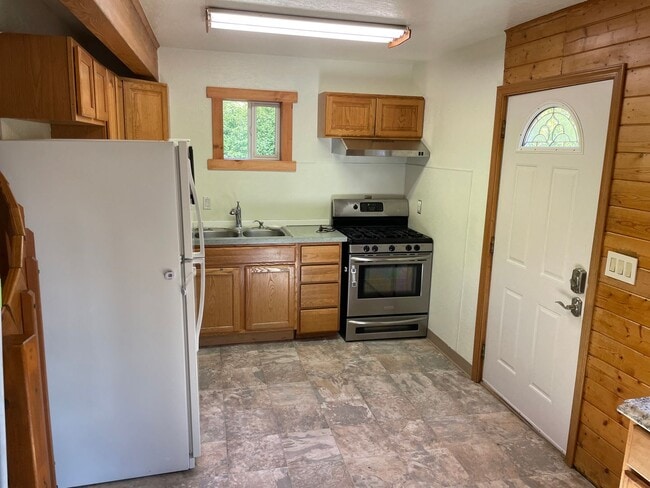 Building Photo - Cozy updated 2 bedroom 1 bathroom chalet i...