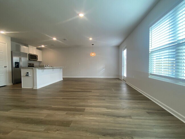 Building Photo - Efficient 4BR Living with Fenced Yard & Convenient Access