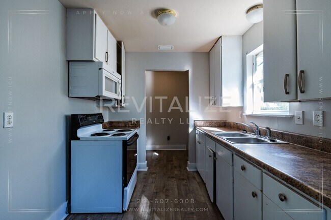 Building Photo - 1746 Cody Rd N
