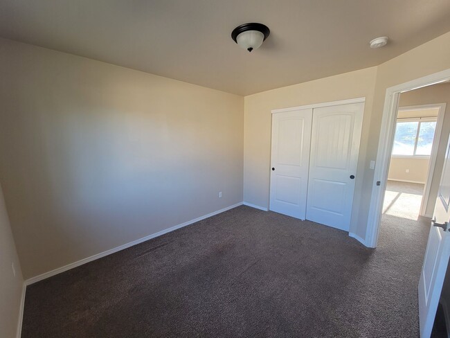 Building Photo - Gorgeous 5 bedroom in Quiet Kennewick Neig...