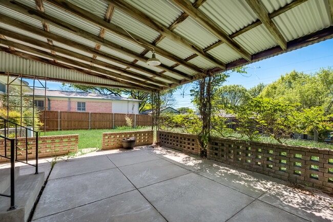 Building Photo - Gorgeous 2 Bed, 2 Bath Lochwood Home!
