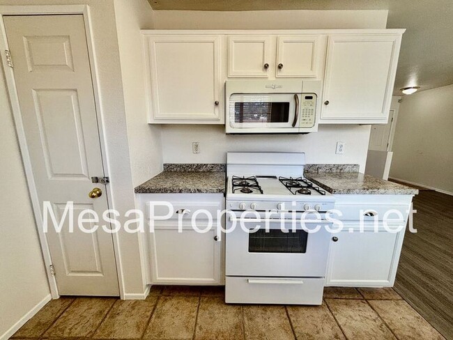 Building Photo - 15307 Ross Dr