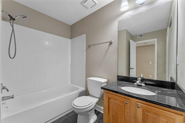 Building Photo - 2025 Dixie Belle Dr