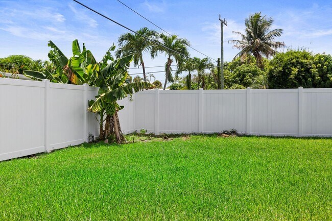 Building Photo - 10044 Dasheen Ave