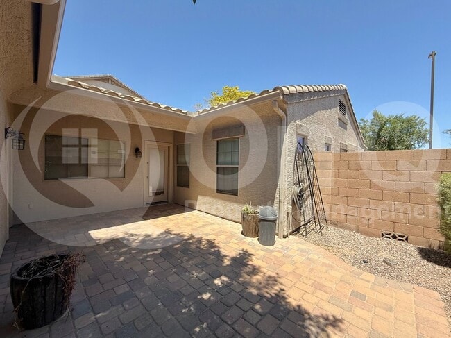 Building Photo - 995 E Blue Spruce Ln