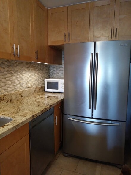 Building Photo - 1645 Ala Wai Blvd