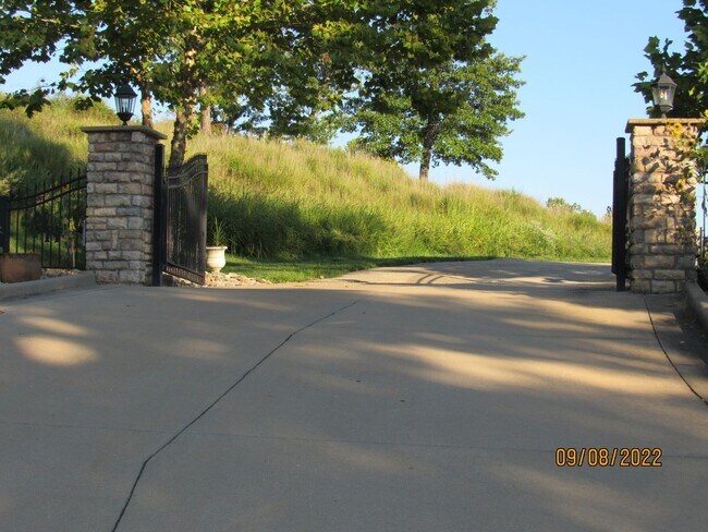 Building Photo - 4 bedroom duplex in Camdenton