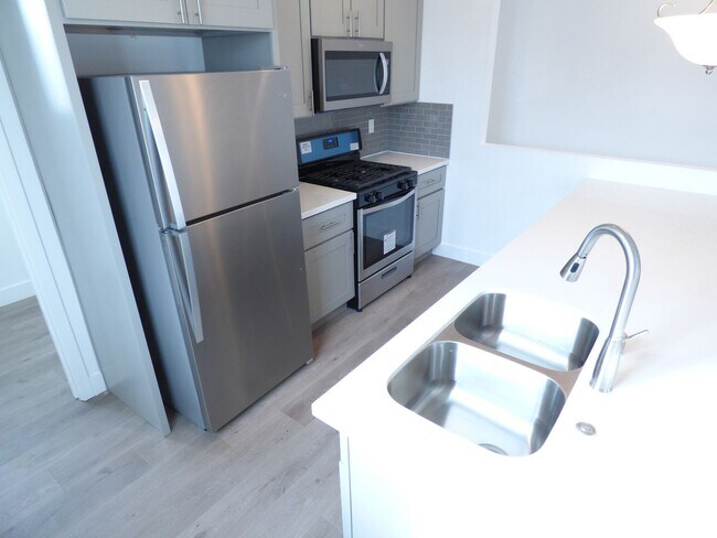 Building Photo - 4 Bedroom Unit with 2 Car Parking!