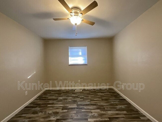 Building Photo - 10 Blackburn Manor