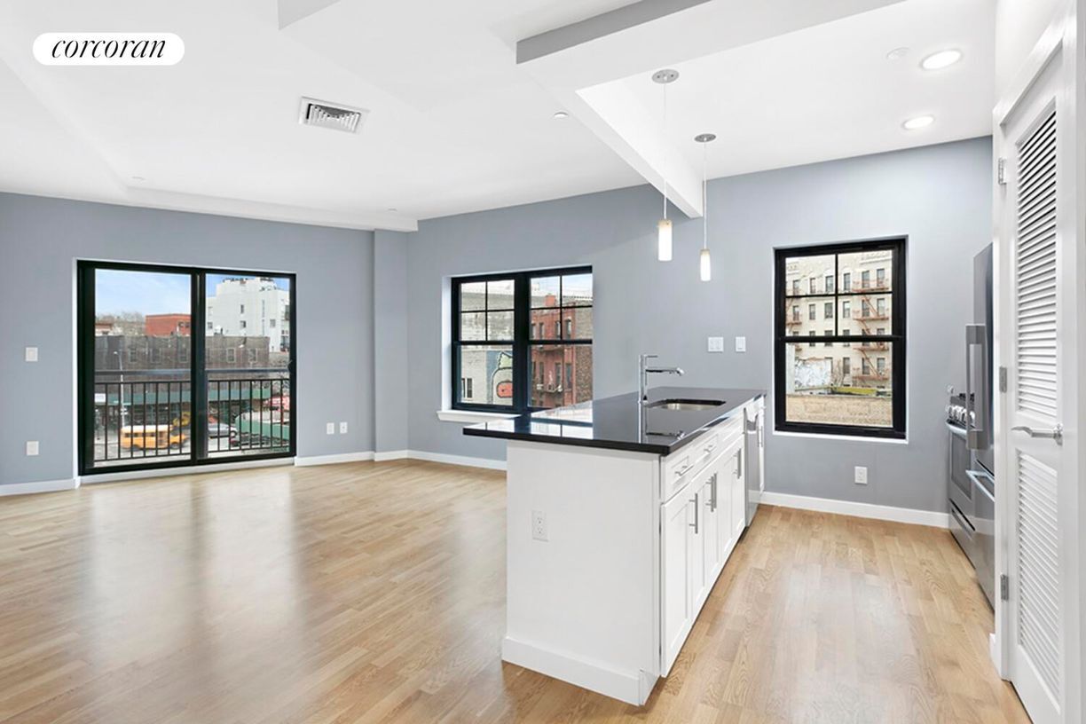 Building Photo - 460 Grand St