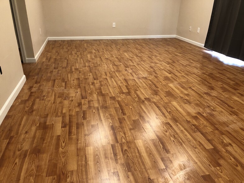Spacious & Bright LR/DA - 13 Presidential Dr