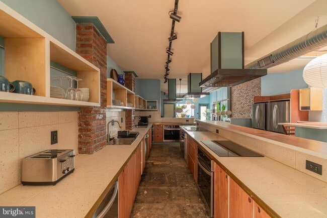 Building Photo - 711 G St SE