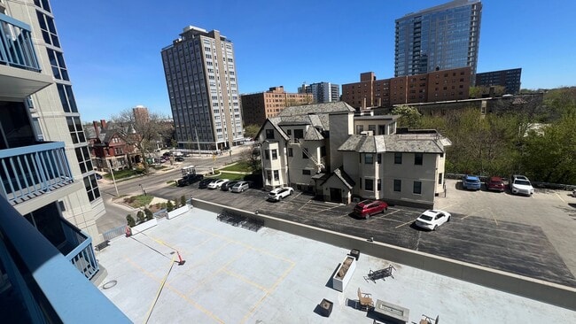 Building Photo - 1660 N Prospect Ave