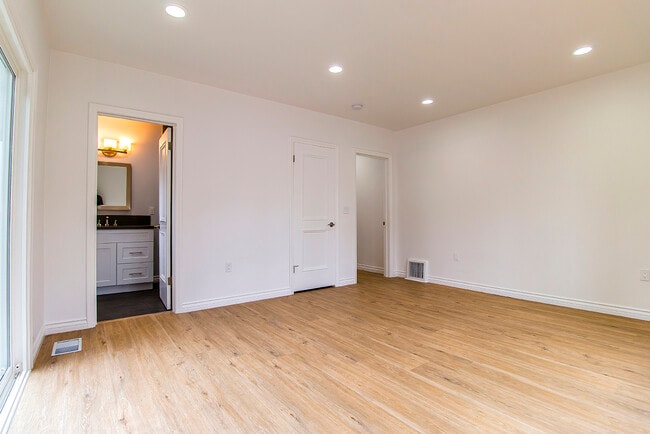 Building Photo - 621 N Bedford Dr