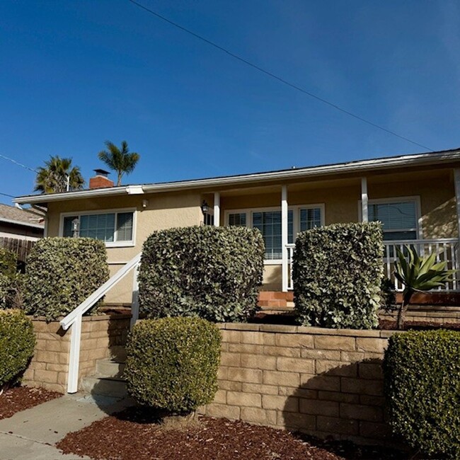 Building Photo - Large 3 Bedroom 2 bath House  - Move-in Co...