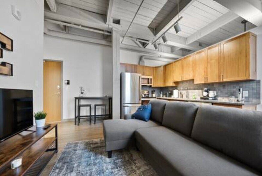 Building Photo - 2125 Superior Living