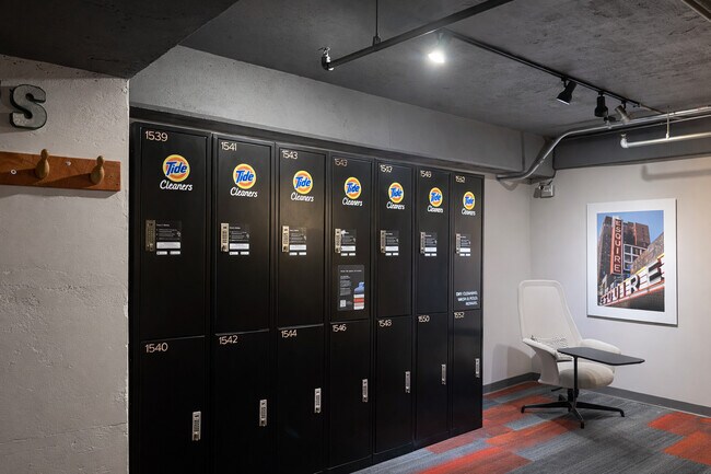 Building Photo - 565 W Quincy St