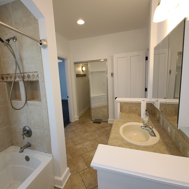 Building Photo - 309 Lake St