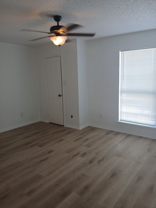 Building Photo - (50% OFF 1st MONTHS RENT) 1 Bed 1 Bath Condo in Dallas (All Electric)