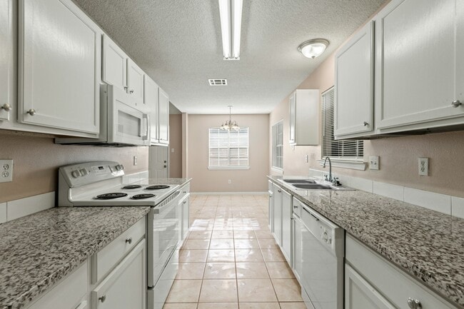 Building Photo - 2205 Greenwood Dr