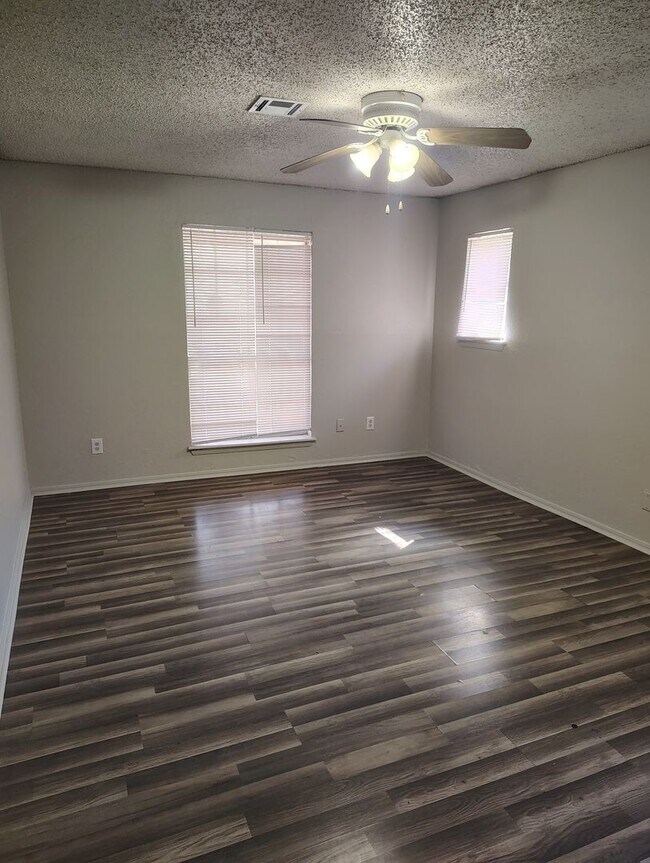 Building Photo - Duplex for Lease in Midwest City May