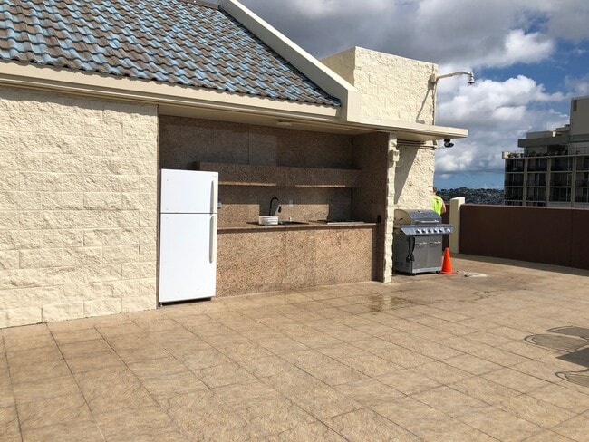 Building Photo - 1/1/2 - Penthouse Unit- Utilities Included - Large Covered Lanai w/Ocean & City Views