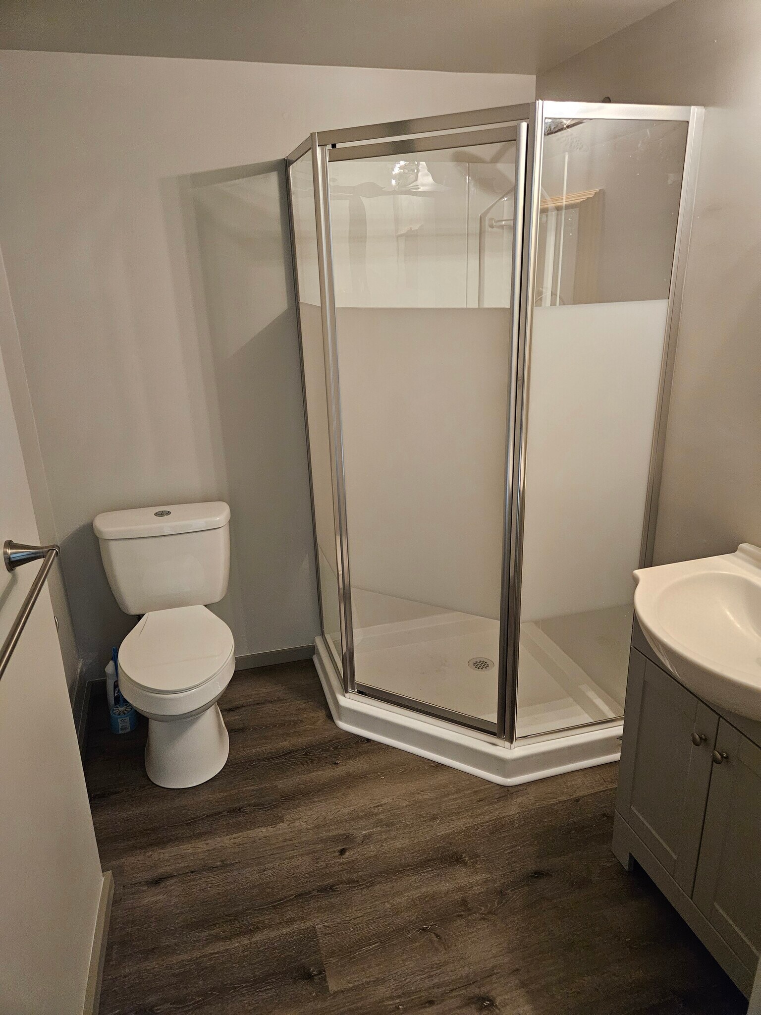 bathroom - 142 W Front St