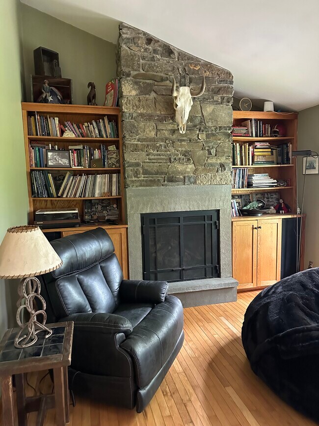 Building Photo - 16 Gibbons Ln