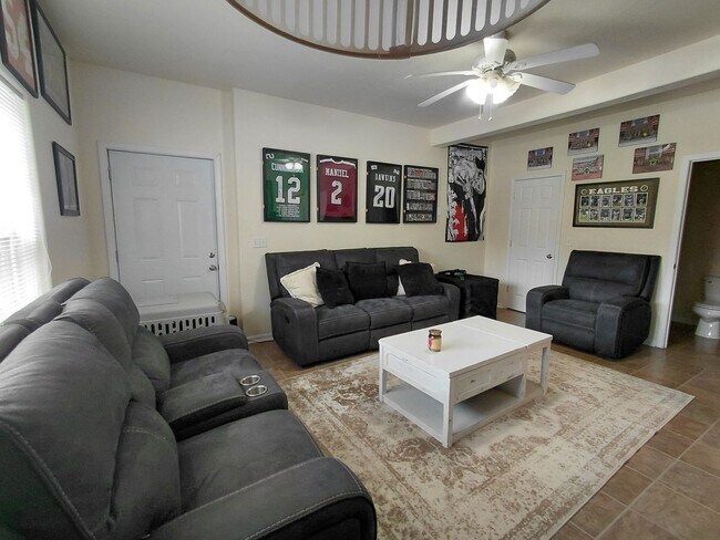 Building Photo - 21079 Hideaway Ln
