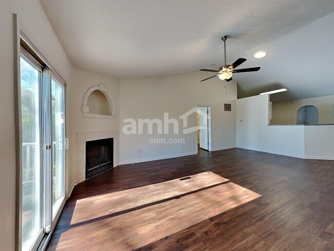 Building Photo - 7037 Crescent Boat Ln