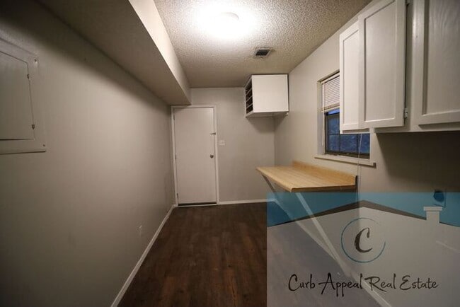 Building Photo - 3 Bedroom 2 Bath Home in Beautiful Neighborhood! A fenced back yard!!