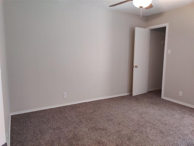 Building Photo - 909 Lodosa Dr