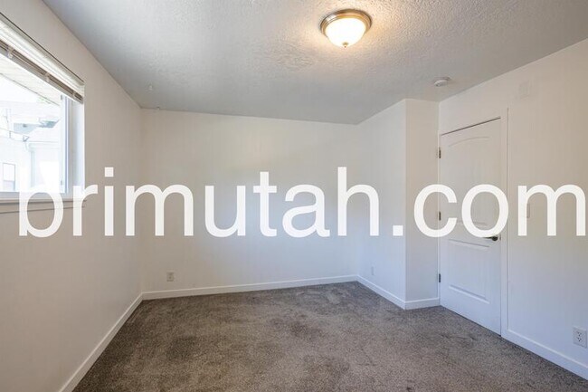 Building Photo - 2590 S 800 E