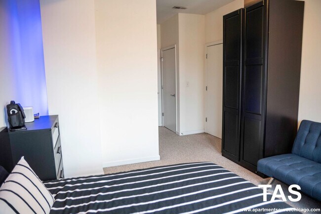 Building Photo - Stunning 2BR/2BA Rehab, Close to Blue Line 90/94