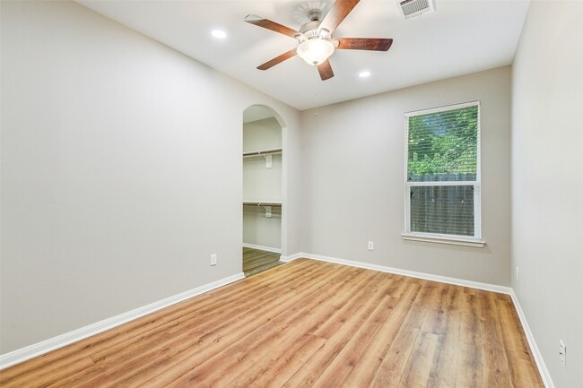 Building Photo - 12635 Lakeshore Dr