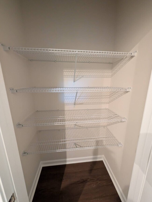 Building Photo - 985 Tess St