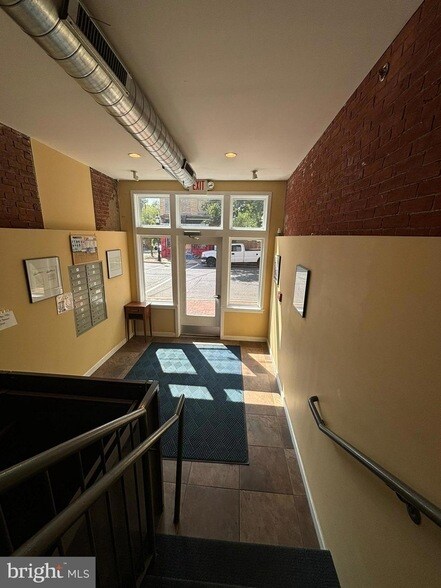 Building Photo - 242 Centre St