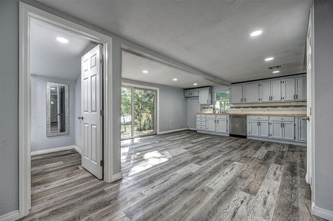 Building Photo - Beautifully updated 4 bed / 2 bath home