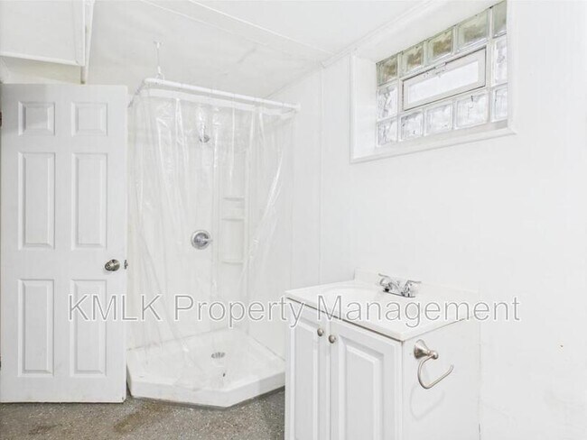 Building Photo - 84 E Mapledale Ave