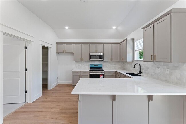 Building Photo - 17 Westmorland Dr