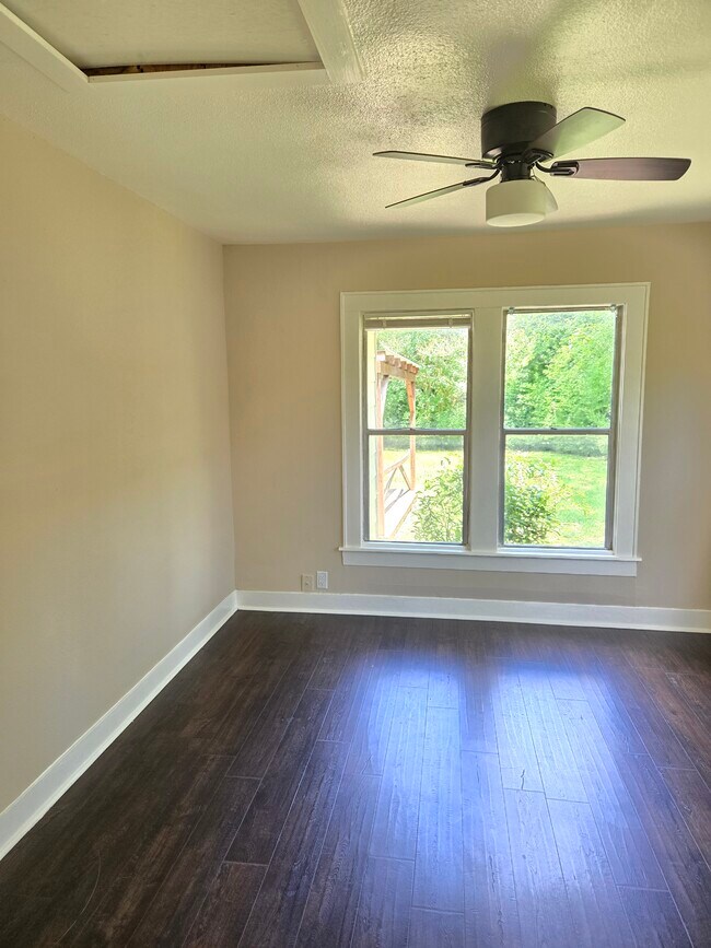 Building Photo - 1129 Walnut St