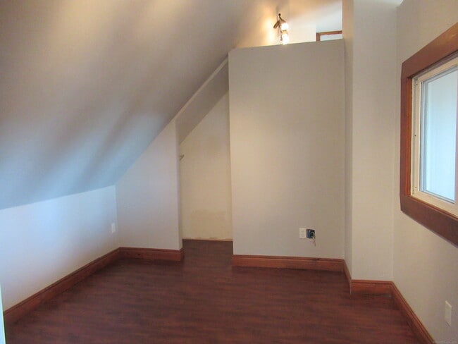 Building Photo - 144 Disbrow St