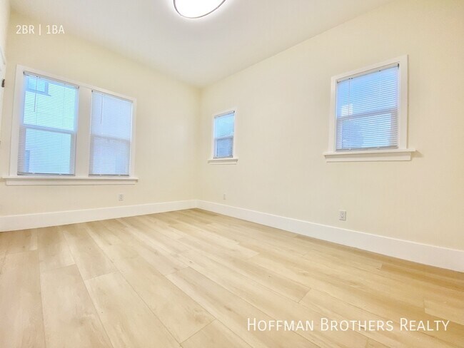 Building Photo - 865 N Las Palmas Ave