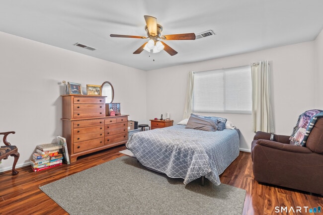 Building Photo - 140 Thompson St